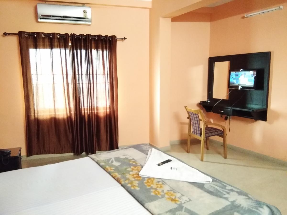 A.R.Residency Hotel Kunnamangalam Exterior photo
